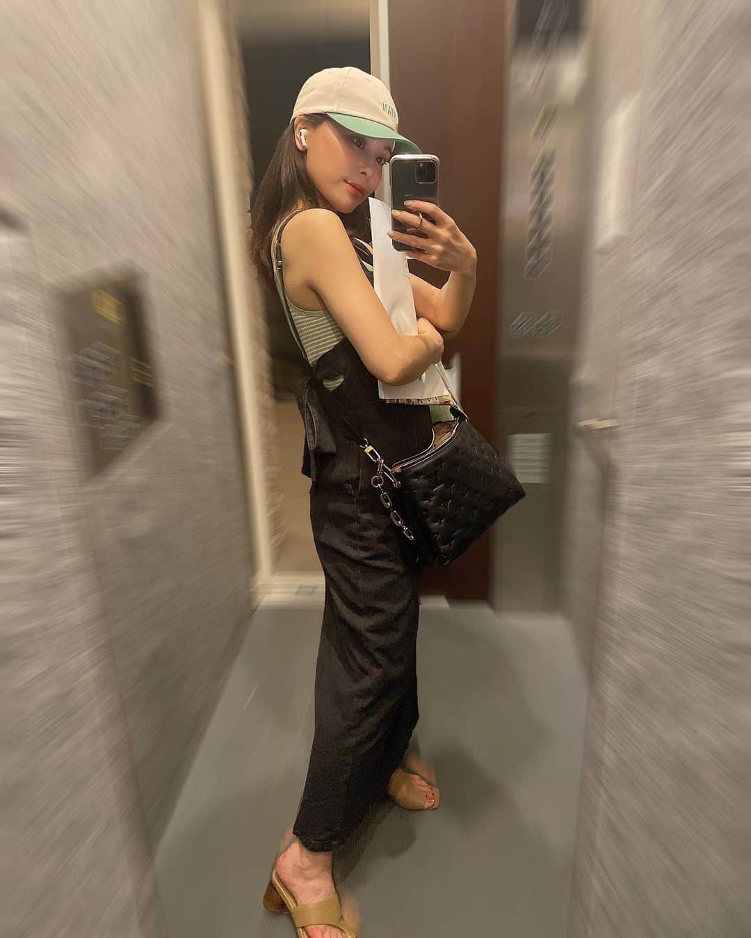 JUNのインスタグラム：「ナツガスキ  サムイノニガテ🤢  はやくあったかくなれい  今日は大荒れの天気？ みんなお出かけの際は気をつけてね🥺  #summer #summervibes  #夏が好き  #夏女 #oodt  #fashion #fashionstyle  #アラサーコーデ #コーディネート #お洒落好きな人と繋がりたい」