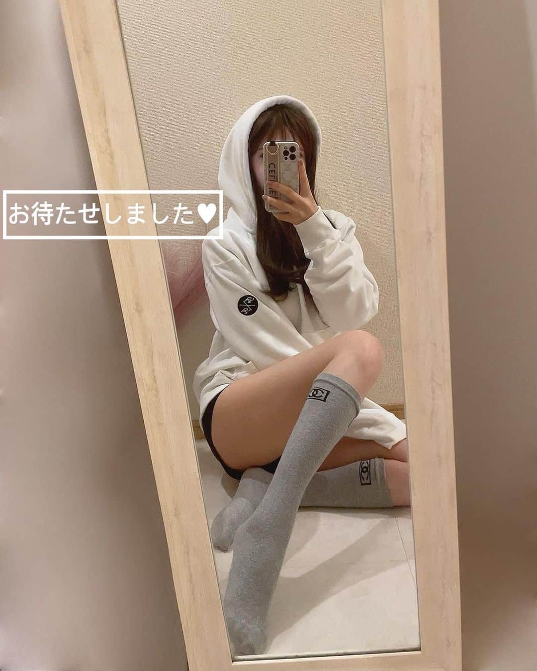 南キカのインスタグラム：「やっと発表できる☺️✨ この度初めて自分でプロデュースをしてオリジナルで パーカーを作ってみました♡  ユニセックスで着ていただけるように腕にワンポイントで 刺繍のロゴを入れてシンプルなデザインにしました🫶🏻 サイズもS〜3XLまで揃えたのでサイズ表を参考に していただけたら幸いです✨  私は168cmでLサイズを着用していますが男性や、 オーバーサイズで着たい女性の方はX L〜3X Lを オススメします🙆‍♂️  何より今回は生地感に凄くこだわったので 楽しみにしててください♩ 私とお揃いでキカパーカー着ていただけたら とても嬉しいです 第一弾は白のみの販売になります😌  またリクエストがあればこれから色々お届けして 行きたいと思いますので宜しくお願いします💕  -¥12,800(税抜き) ご購入はストーリー、アーカイブにリンクを貼るので そちらからお願い致します♡ 届いたらメンションやDMなどで知らせていただけたら 嬉しいです💋✨」