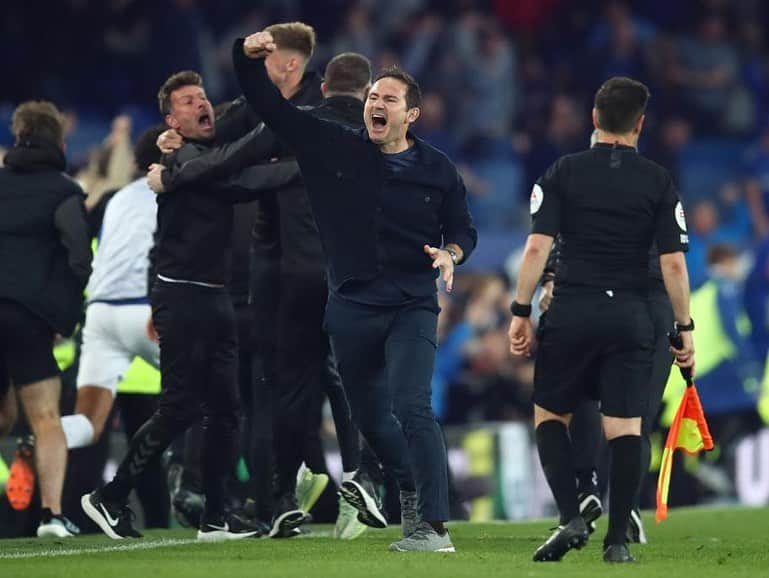 フランク・ランパードさんのインスタグラム写真 - (フランク・ランパードInstagram)「Coming in to Everton last year I knew we were in a tough moment and I will always be proud of the incredible work and support from everyone involved to keep the team in the Premier League last season. Thanks to everybody that played their part as the whole club came together. I will never forget the incredible night against Palace that we shared. I want to thank all Evertonians for the welcome that you gave to myself, my staff, and my family. It truly is a special club with a huge heart, and an incredible history. I’m disappointed that we couldn’t achieve more together and wish all the players and everyone at Everton FC the very best for the future 💙💙」1月27日 5時15分 - franklampard