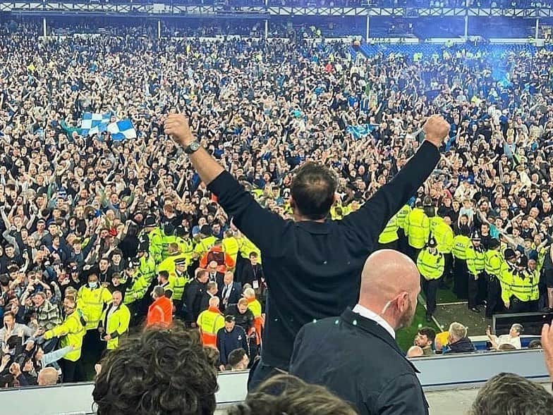 フランク・ランパードのインスタグラム：「Coming in to Everton last year I knew we were in a tough moment and I will always be proud of the incredible work and support from everyone involved to keep the team in the Premier League last season. Thanks to everybody that played their part as the whole club came together. I will never forget the incredible night against Palace that we shared. I want to thank all Evertonians for the welcome that you gave to myself, my staff, and my family. It truly is a special club with a huge heart, and an incredible history. I’m disappointed that we couldn’t achieve more together and wish all the players and everyone at Everton FC the very best for the future 💙💙」