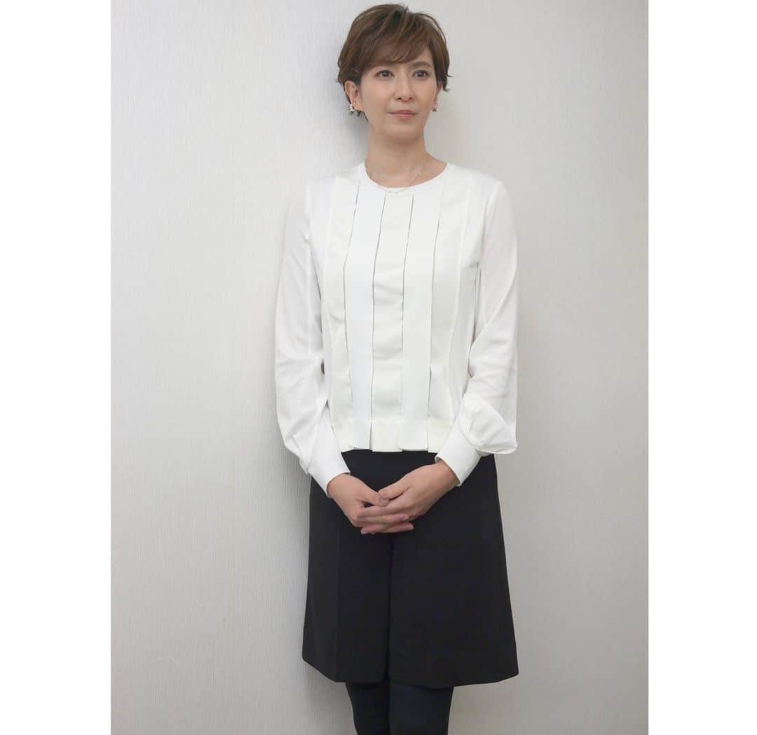 のインスタグラム：「おはようございます。 夜明け前のこの時間が好き。 今日も寒くなりそうです。東京の予報だと雪マークも一瞬ついてる！☃️寒さに負けずがんばろう❄️  #昨日は #キュロットスカート #大好き #走りたくなる🏃‍♂️  2023.1.26 スタイリング @lanvincollection  @l.a.h._official  ヘアメイク @hairmake__kaunaloa」