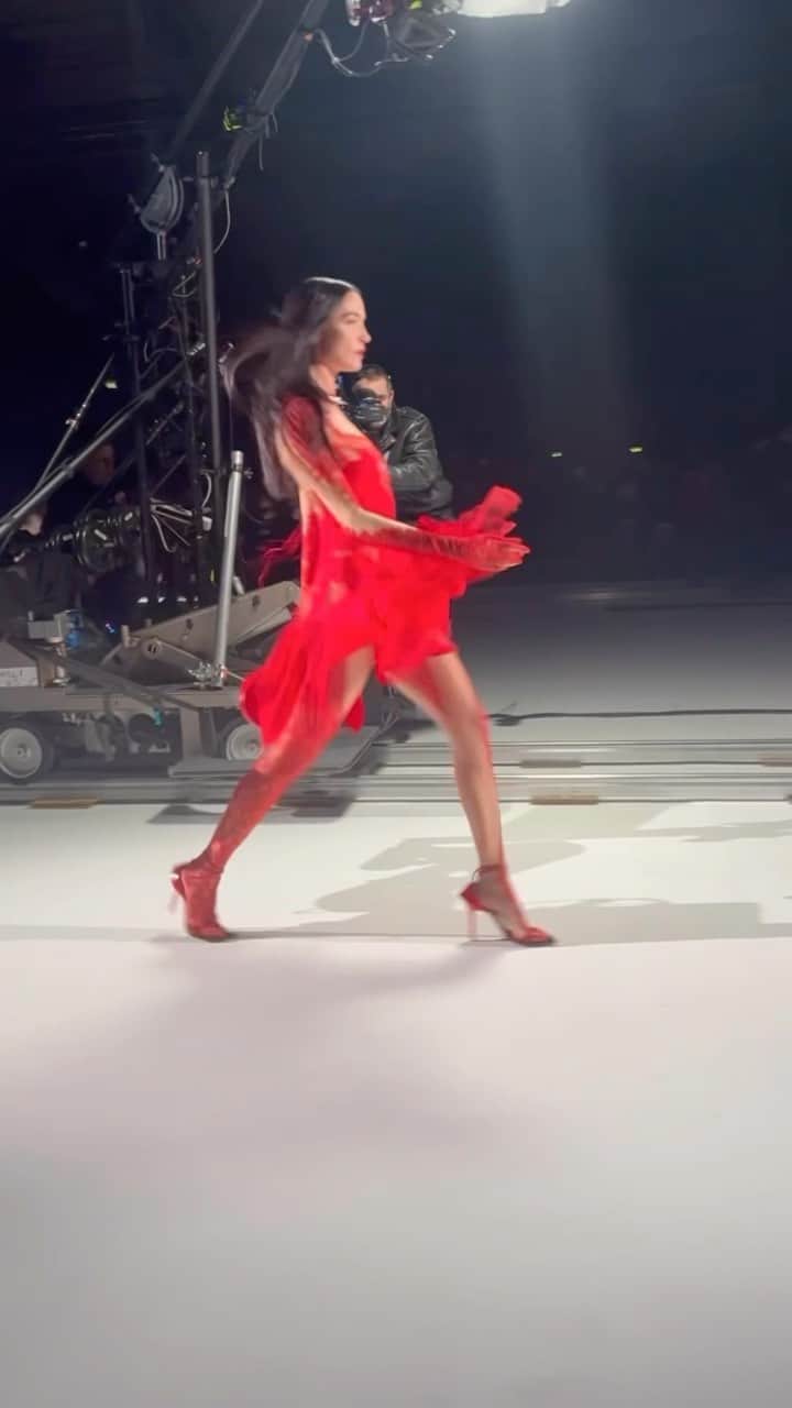カリーヌ・ロワトフェルドのインスタグラム：「Now that’s a show @muglerofficial @cadwallader 🖤」