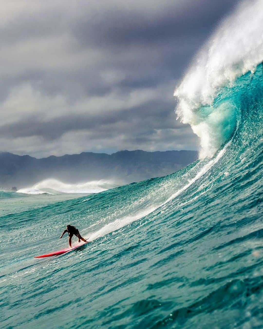 フェリシティー・パルマティアーのインスタグラム：「We've been on a big wave bender for the last few weeks in Hawaii. It's been incredible. One of the most memorable winters in my books. As I lay in my bed and type this caption, I'm really grateful for this change in weather and to use these next couple of weeks to reset my body and prioritise my recovery. Today's also the first day I've stopped since the new year. It's given me time to reflect on the last run of swells and just how happy my heart is to finally be back doing what I love again after a couple of years in the back seat…  Photo by @browncannoniii   @usanainc @usanaau @usanaathletes @dylanshapes @creaturesofleisure @oneoceaninternational @redbullsurfing #redbullmagnitude」