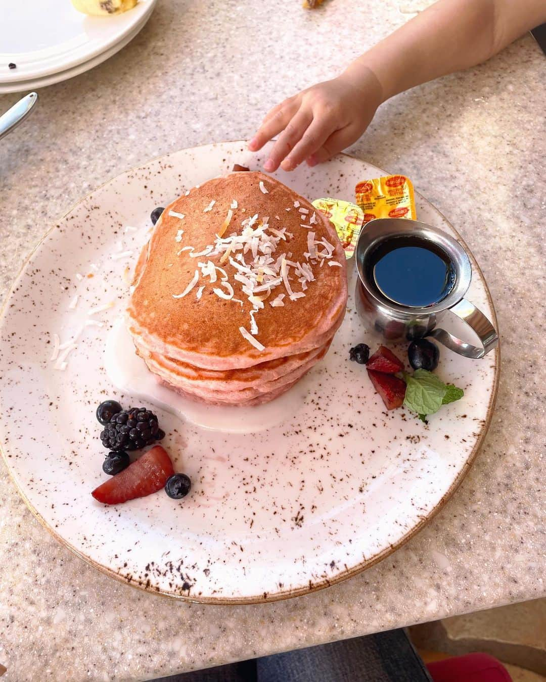 吉羽真紀のインスタグラム：「Hawaiiあったかい! ピンクパンケーキ🥞🌺   #hawaii  #pinkpancakes   #royalhawaiian  #ハワイグルメ  #男の子ママ #おとこのこママ」