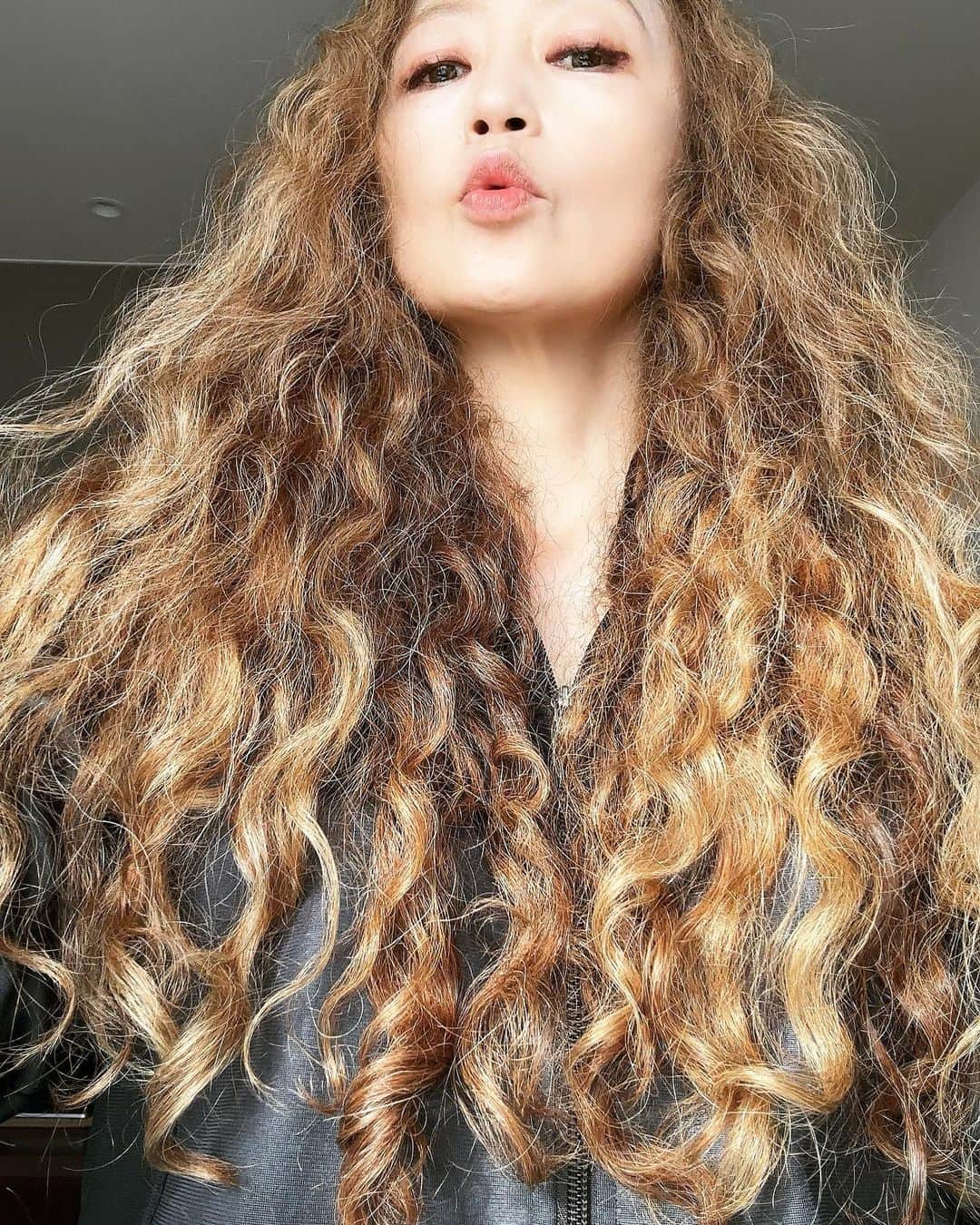 広崎うらんさんのインスタグラム写真 - (広崎うらんInstagram)「This is my natural permanent hair ❤️ お天気良くて天然パーマが絶好調🤩お湯洗いで完全自然乾燥だとこうなる！リボンみたいにクルクル縦ロールになるのが自分でも本当に不思議😳💕水が良くてお天気が良いとこうなる🌞ホテルのシャンプーなんかは絶対使えない。だからいつもシャンプーもしないし、うちにドライヤーは存在しないのじゃ😆👍ま、いつもウィッグだから地毛の存在を皆んな知らないと思いますが😝 月イチの根元リタッチは @aveda__minamiaoyama の山本さん @aveda_j ❤️  #天然パーマ #ナチュラル縦ロール #お湯洗い #ノーシャンプー #ノーシャンプー革命 #10年前ぐらいから #ノーシャンプーノーリンス」1月27日 8時18分 - uranhirosaki
