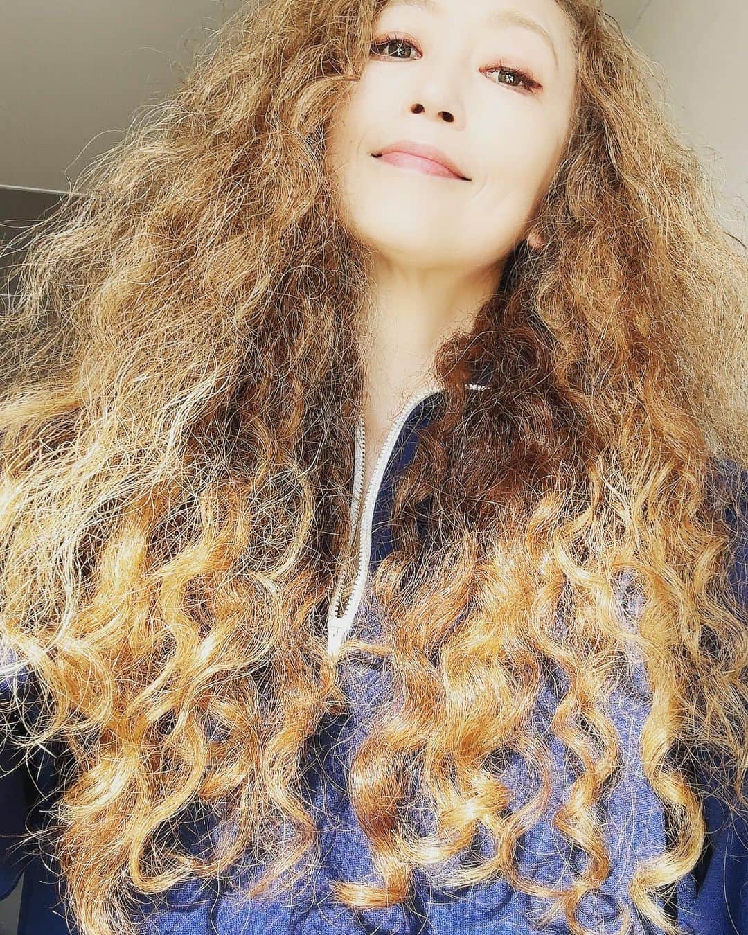広崎うらんさんのインスタグラム写真 - (広崎うらんInstagram)「This is my natural permanent hair ❤️ お天気良くて天然パーマが絶好調🤩お湯洗いで完全自然乾燥だとこうなる！リボンみたいにクルクル縦ロールになるのが自分でも本当に不思議😳💕水が良くてお天気が良いとこうなる🌞ホテルのシャンプーなんかは絶対使えない。だからいつもシャンプーもしないし、うちにドライヤーは存在しないのじゃ😆👍ま、いつもウィッグだから地毛の存在を皆んな知らないと思いますが😝 月イチの根元リタッチは @aveda__minamiaoyama の山本さん @aveda_j ❤️  #天然パーマ #ナチュラル縦ロール #お湯洗い #ノーシャンプー #ノーシャンプー革命 #10年前ぐらいから #ノーシャンプーノーリンス」1月27日 8時18分 - uranhirosaki