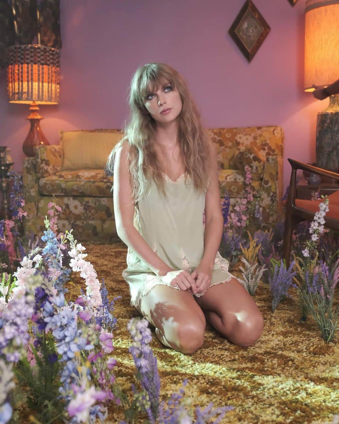 テイラー・スウィフトさんのインスタグラム写真 - (テイラー・スウィフトInstagram)「The Lavender Haze video is out now. There is lots of lavender. There is lots of haze. There is my incredible costar @laith_ashley who I absolutely adored working with. This was the first video I wrote out of the 3 that have been released, and this one really helped me conceptualize the world and mood of Midnights, like a sultry sleepless 70’s fever dream. Hope you like it 😁」1月27日 14時05分 - taylorswift