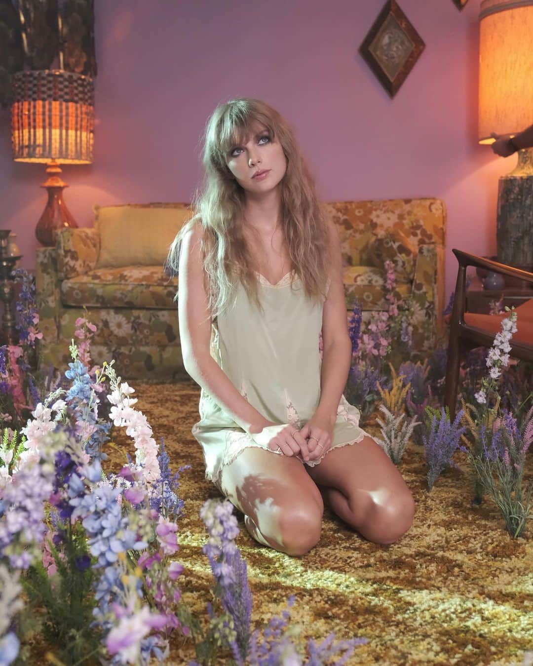 テイラー・スウィフトのインスタグラム：「The Lavender Haze video is out now. There is lots of lavender. There is lots of haze. There is my incredible costar @laith_ashley who I absolutely adored working with. This was the first video I wrote out of the 3 that have been released, and this one really helped me conceptualize the world and mood of Midnights, like a sultry sleepless 70’s fever dream. Hope you like it 😁」