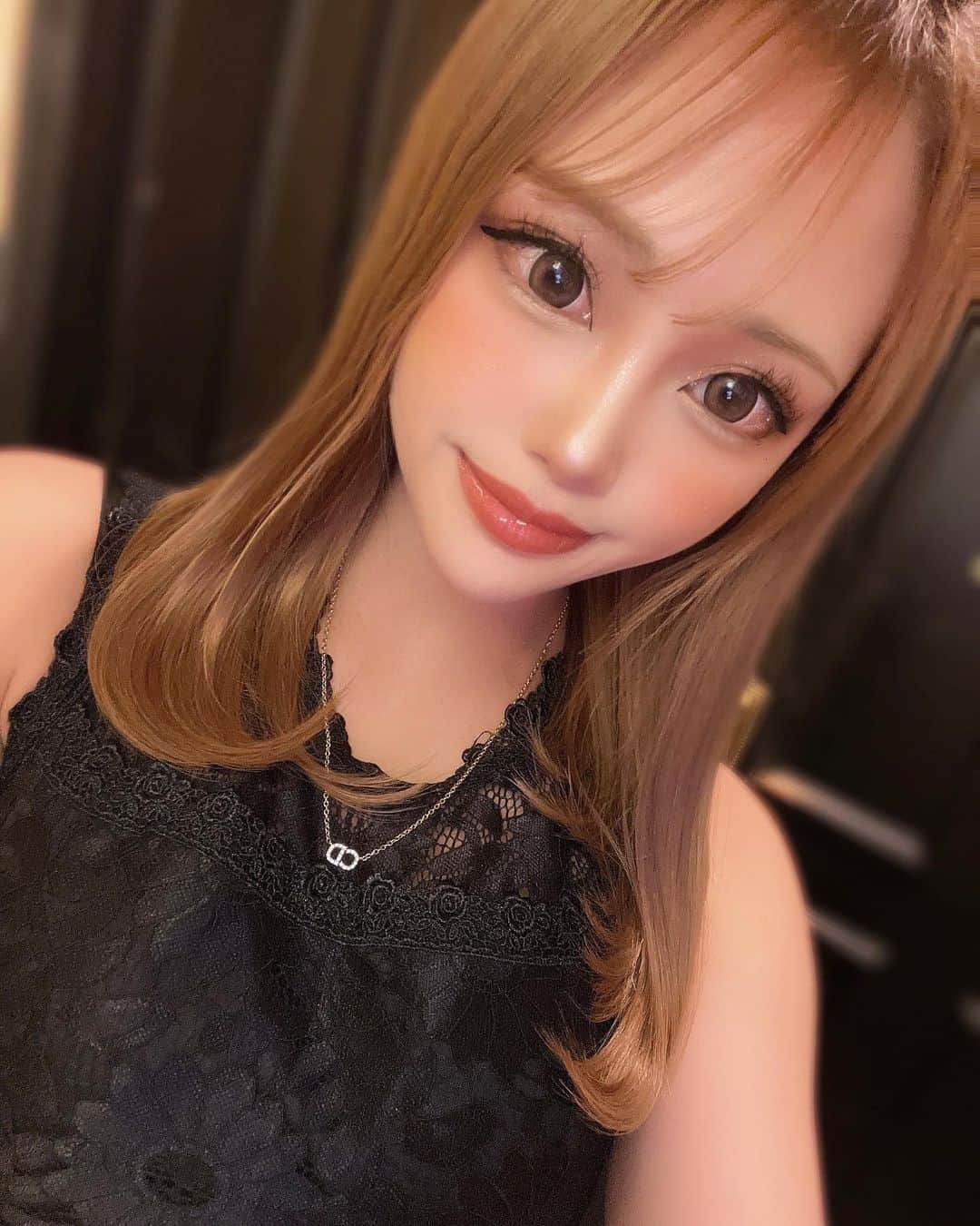 AYAKAのインスタグラム：「若干髪型変えた日✂︎✂︎  わからんわからん🙃🙂」