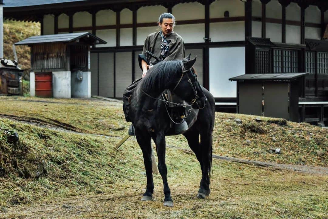 嶋本信明さんのインスタグラム写真 - (嶋本信明Instagram)「Horseback riding training camp photo No.7. at Gocoo horse village. Talking with Karasu. 😍  Photo by @ryuji.k_photography   #horse #horseriding #wagura #kimono #samurai #horsebackriding #actor #training #trainingcamp #gocoohorsevillage #japaneseactor #filmmaking #photography #photooftheday #bushi #乗馬 #特訓 #和鞍 #駆け足 #合宿 #ゴクウホースビレッジ」1月27日 10時08分 - nobuaki.shimamoto