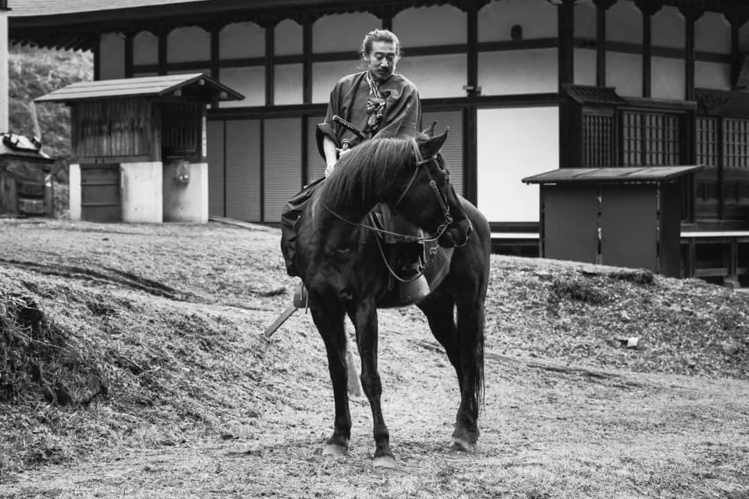 嶋本信明のインスタグラム：「Horseback riding training camp photo No.7. at Gocoo horse village. Talking with Karasu. 😍  Photo by @ryuji.k_photography   #horse #horseriding #wagura #kimono #samurai #horsebackriding #actor #training #trainingcamp #gocoohorsevillage #japaneseactor #filmmaking #photography #photooftheday #bushi #乗馬 #特訓 #和鞍 #駆け足 #合宿 #ゴクウホースビレッジ」