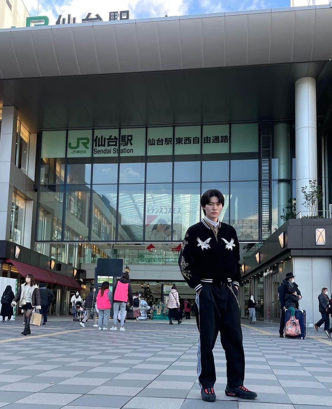 のインスタグラム：「仙台に遠足行った時の写真📸 仙台駅での写真と水族館でショー見てる写真とカワウソの写真🥳  #遠足の投稿するの2ヶ月忘れてた  #お父さんから貰ったスカジャン　  #ふざけてるけどショーは本当にすごかった　  #そう言えば今学校行けてないけど後1週間くらいで学校終わりなんだってよ」