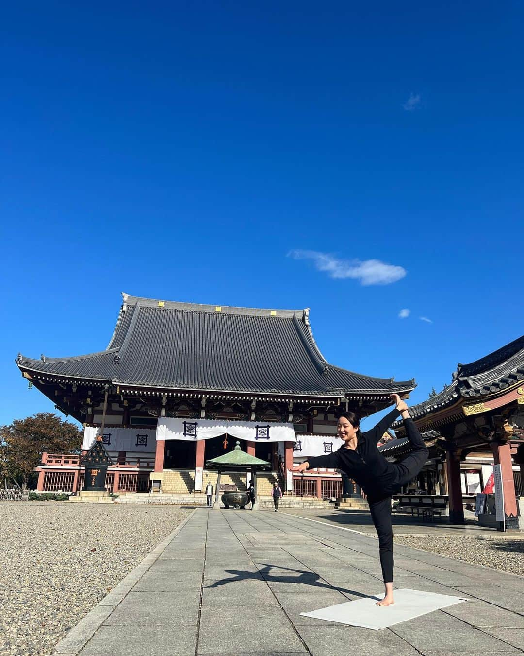 熨斗谷さくらさんのインスタグラム写真 - (熨斗谷さくらInstagram)「卍🧘🏻‍♀️卍🧘🏻‍♀️卍 大田区健康応援マガジン「SPOOTA!vol.19」の特集で 来夏先生 @rairairaika  からヨガを教えていただきました！ 区の施設や区内のJR、東急、京急に設置されていますので、是非お手に取って見てください😌 また、SPOOTA!のYouTubeチャンネルや、シティプロモーション「ユニークおおた」では映像も公開されていますので、動画を見ながら一緒に実践してみてください💪 心も体もとてもスッキリします！ 脱・正月太り🥲一緒に頑張りましょう💦 ・・・ 地元の池上本門寺で撮影できてとても嬉しかったですし、映像の池上会館屋上は、とても景色が綺麗で私も大好きな場所です。 是非チェックしてみてください☺︎⛩ ・・・ 来夏先生、ありがとうございました☺️ #大田区#池上本門寺#SPOOTA#ユニークおおた#ヨガ#Otaku#Tokyo#Japan」1月27日 11時36分 - sakura_noshy