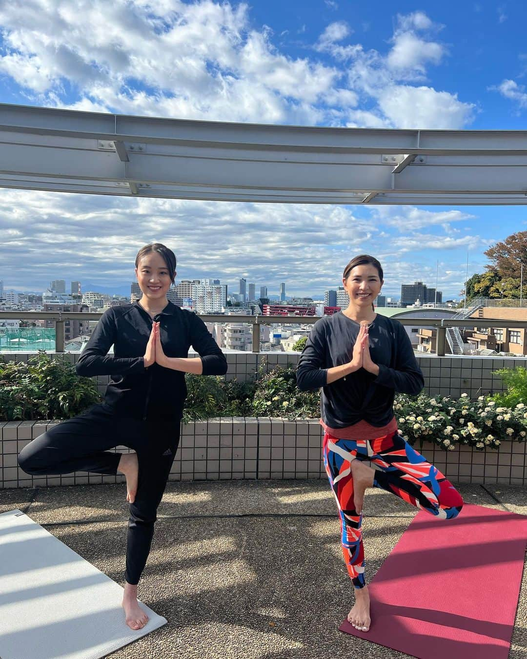 熨斗谷さくらさんのインスタグラム写真 - (熨斗谷さくらInstagram)「卍🧘🏻‍♀️卍🧘🏻‍♀️卍 大田区健康応援マガジン「SPOOTA!vol.19」の特集で 来夏先生 @rairairaika  からヨガを教えていただきました！ 区の施設や区内のJR、東急、京急に設置されていますので、是非お手に取って見てください😌 また、SPOOTA!のYouTubeチャンネルや、シティプロモーション「ユニークおおた」では映像も公開されていますので、動画を見ながら一緒に実践してみてください💪 心も体もとてもスッキリします！ 脱・正月太り🥲一緒に頑張りましょう💦 ・・・ 地元の池上本門寺で撮影できてとても嬉しかったですし、映像の池上会館屋上は、とても景色が綺麗で私も大好きな場所です。 是非チェックしてみてください☺︎⛩ ・・・ 来夏先生、ありがとうございました☺️ #大田区#池上本門寺#SPOOTA#ユニークおおた#ヨガ#Otaku#Tokyo#Japan」1月27日 11時36分 - sakura_noshy