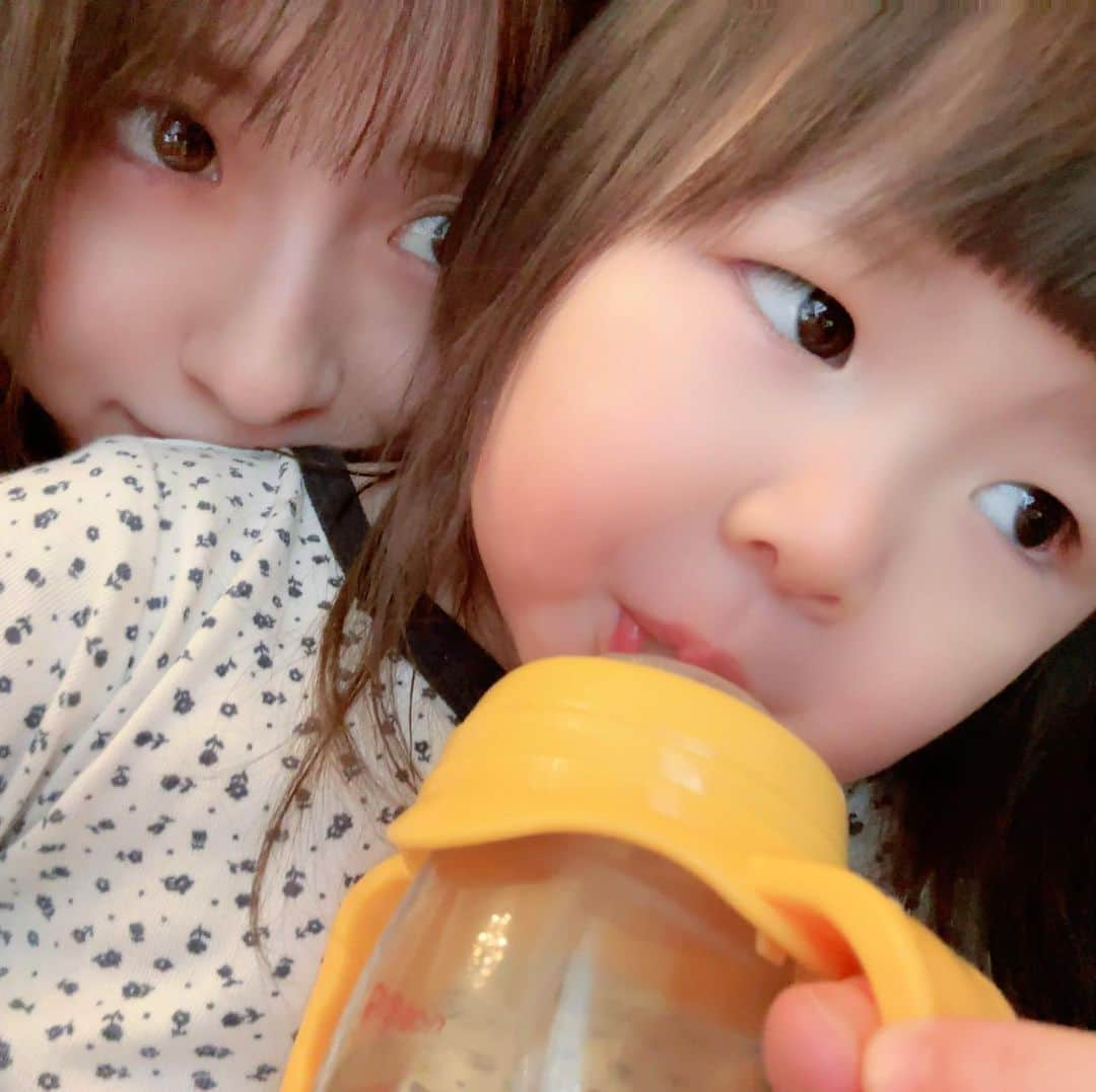 辺見玲菜さんのインスタグラム写真 - (辺見玲菜Instagram)「朝はエマちゃんとのんびりしてる😗💓 今日雪降るのか☃️⁉️ Yahoo!カレンダー見たら⛄️マークついてて🫣  寒いよ寒いよ😳でも暖房は未だにつけてない🤣🤣毛布で凌ぎます😚  #赤ちゃん #赤ちゃんあるある #赤ちゃんのいる生活 #赤ちゃんとの暮らし #ベビー #ベビーファッション #ベビーフォト  #baby #babys #babygap #babygirl #babyfashion #babyphotography #instababy #2歳半　#新米ママ　#ベビー　#女の子ベビー　#女の子ママ　#親バカ部　#7月生まれ　#成長記録　#育児記録　#娘　#乳児」1月27日 12時01分 - renastagram1222