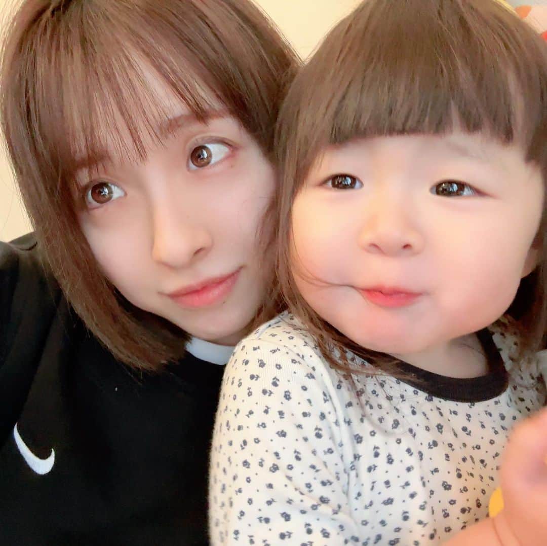 辺見玲菜のインスタグラム：「朝はエマちゃんとのんびりしてる😗💓 今日雪降るのか☃️⁉️ Yahoo!カレンダー見たら⛄️マークついてて🫣  寒いよ寒いよ😳でも暖房は未だにつけてない🤣🤣毛布で凌ぎます😚  #赤ちゃん #赤ちゃんあるある #赤ちゃんのいる生活 #赤ちゃんとの暮らし #ベビー #ベビーファッション #ベビーフォト  #baby #babys #babygap #babygirl #babyfashion #babyphotography #instababy #2歳半　#新米ママ　#ベビー　#女の子ベビー　#女の子ママ　#親バカ部　#7月生まれ　#成長記録　#育児記録　#娘　#乳児」