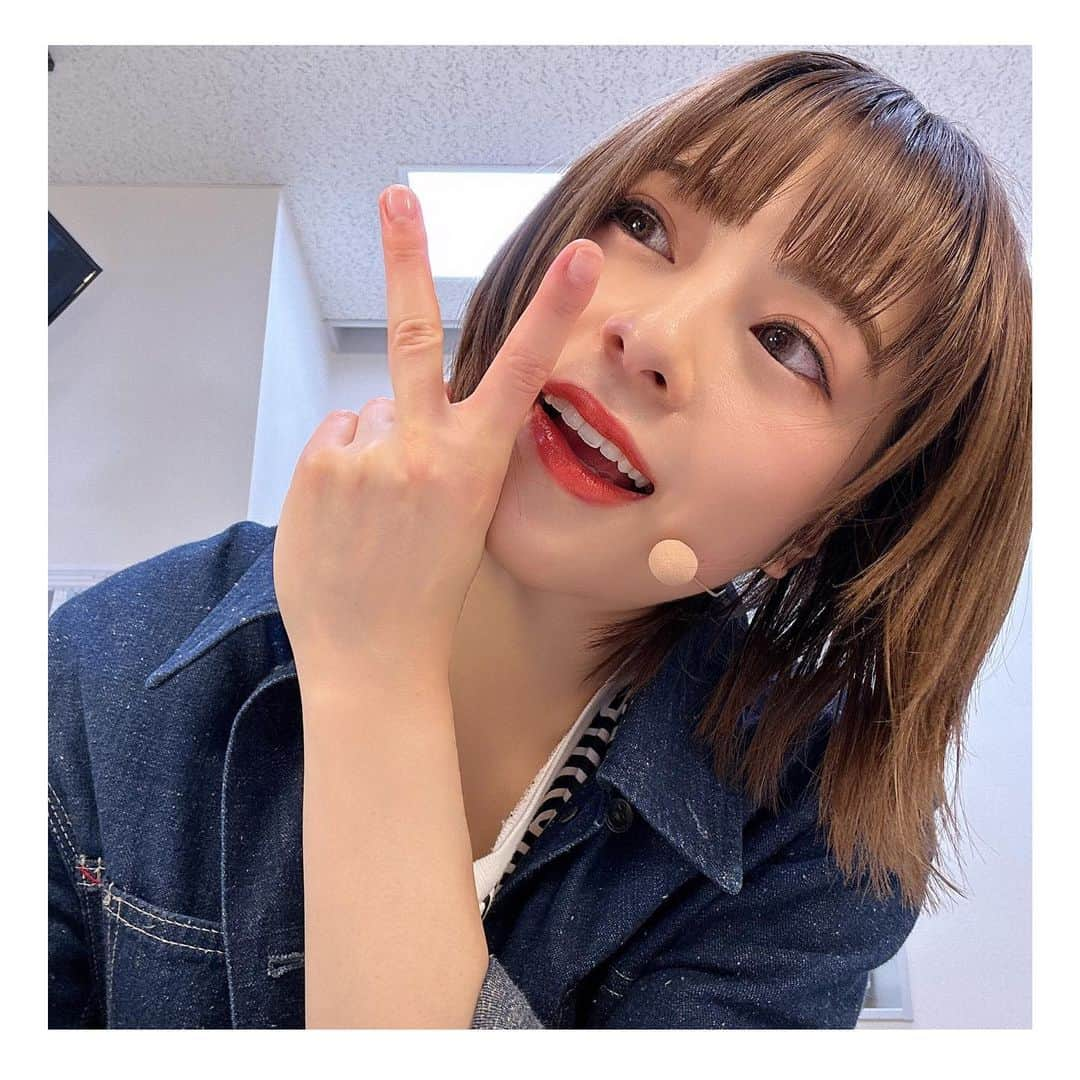 竹内夢のインスタグラム：「お元気ですかーーっ！！！  只今、舞台#ダッドシューズ  公演中です！！！  毎日本当に本当に楽しい！！ 一人一人尊敬出来て大好きで、仲が良くて、 それがしっかりと伝わる舞台だと思います。 .  シンガーソングライターの姫川マミさんを演じていまして、 彼女、少々クールな感じなのです。  だから最近はちょっとだけ、 スンとしがちな毎日を過ごしています。 (写真全然そんなことないけど)  その時演じてる役によって、 普段見てる景色も少しだけ変わるのが 新鮮で楽しかったり、 少し寂しかったり。 色んな感情が出てきて、 それをそっと引き出しに閉まっておくのです。  .  見に来てくださる方は、 嫌なことなど一旦全部忘れて、 楽しいひとときを過ごしてくださいね、  感想のDMもお待ちしてます👣  .」