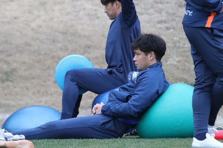 のインスタグラム：「静岡キャンプが終わり、今日から鹿児島キャンプが始まりました！ 素晴らしい環境でトレーニングができ、コンディションも上がってきてます！ ですが、個人的にもチームとしてももっとやらなければいけないと感じています。ギラギラした雰囲気で毎日ピッチに立てるように良い準備をしたいと思います！！ 山形は雪が凄いと思いますが良いニュースを届けられるようにキャンプ生活送っていきます👍  #3枚目は #相棒のあだち #ジョギングパートナー」