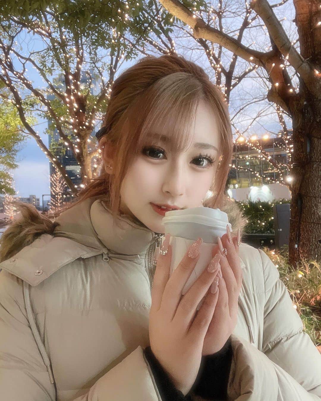 のインスタグラム：「☺︎ 今週は寒かったね〜☃体調崩してないですか！！ 気をつけてね😷  あ！ネイルの日にマツエクもしたの👁👁 今回も @ribbon_eyelash.official の @ribbon_misaki さんにお願いしました🪄  デザインはバインドロック140本 中央長め、Dカール＆Cカール＆JCカール 目頭からD11、D12、D13、D12、C10、JC10  です❤︎  やっぱマツエクは楽やし盛れるね~~💞」