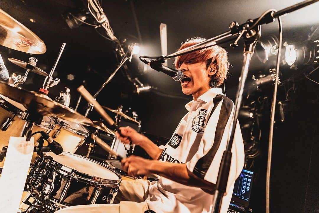 Hasshi（はっしー）のインスタグラム：「2023.1.26 名古屋 今池3STAR VOI SQUARE CAT × Pulse Factory 「SUPER YAVAI BROTHERS」  パルスとのツーマンツアー名古屋編。 ありがとうございました！  2023年のスタートをこのヤバブラ3公演で始められて本当によかった！最高でした！ 必ずまた開催します！  来てくれてありがとう🤘  Photo：@wesnpe  #ヤバブラ #voisquarecat #ぼいすく #drums #drum #drummer #rock #ドラムス #ドラマー #ドラム #ドラム男子 #ロックドラマー #sakae #sakaedrums #sakaeosakaheritage #paiste #🥁 #邦楽ロック #邦ロック #ロックバンド #ライブバンド  #fashion #ライブ写真 #photo #livephoto」