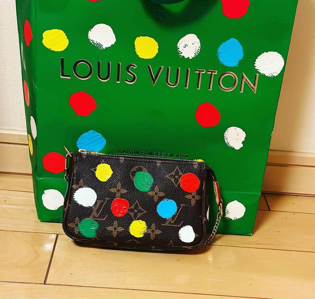 joujouのインスタグラム：「小物入れ買いました！ 本当久々、LOUIS VUITTON でお買い物しました。  #louisvuitton×yayoikusama #POPで可愛いけど，思ったよりは入らないねー #見送りされてたら急ぎすぎで大転倒 ストーリーでも晒します #なんか知らないけど，最近高額買い物多いので控えます… 狂ってる笑」