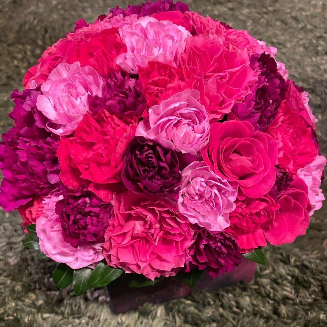 雛形あきこさんのインスタグラム写真 - (雛形あきこInstagram)「家に帰ったら可愛いお花が届いていました。 素敵な45歳になりそうな予感です。 いつも有難うございます #サプライズプレゼント #お花」1月27日 22時10分 - akiko_hinagata