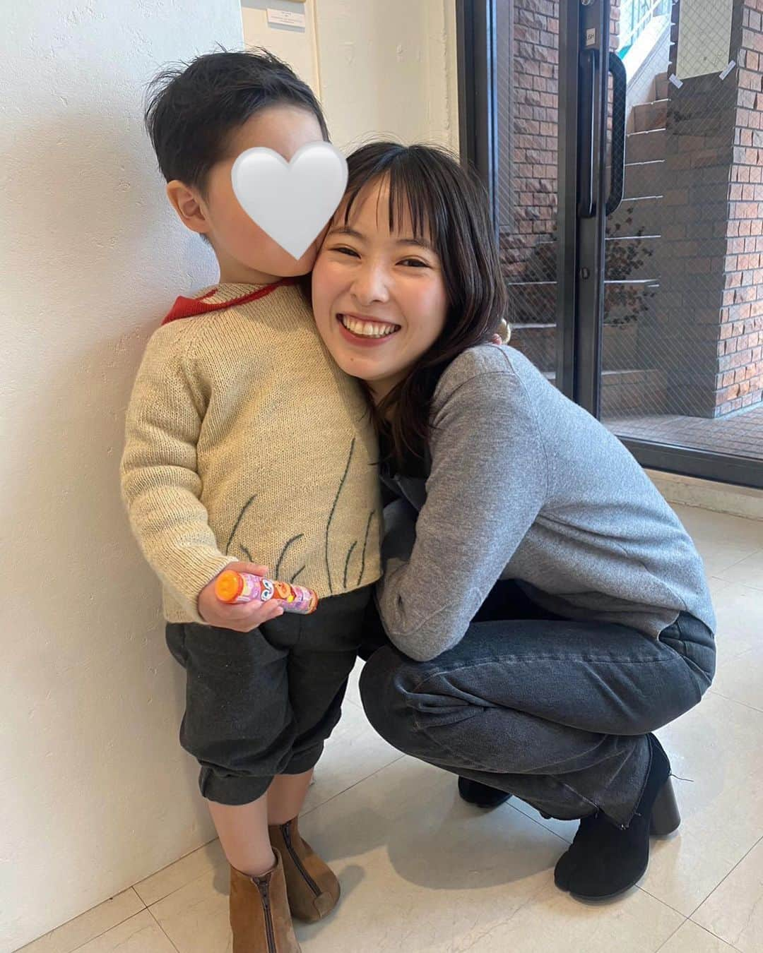 松本ゆいのインスタグラム：「今回は息子のヘアカット👦🏻 初めての時はあんなに泣いたのに 1人で椅子に座って一丁前に切ってもらってる姿に成長を感じた🥹　 かっこよくしてもらって満更でもない様子だった笑 ありがとうございました♡ #kids#2歳児#2児の母#まつゆいと子どもたち#今日のまつゆい#haircut」