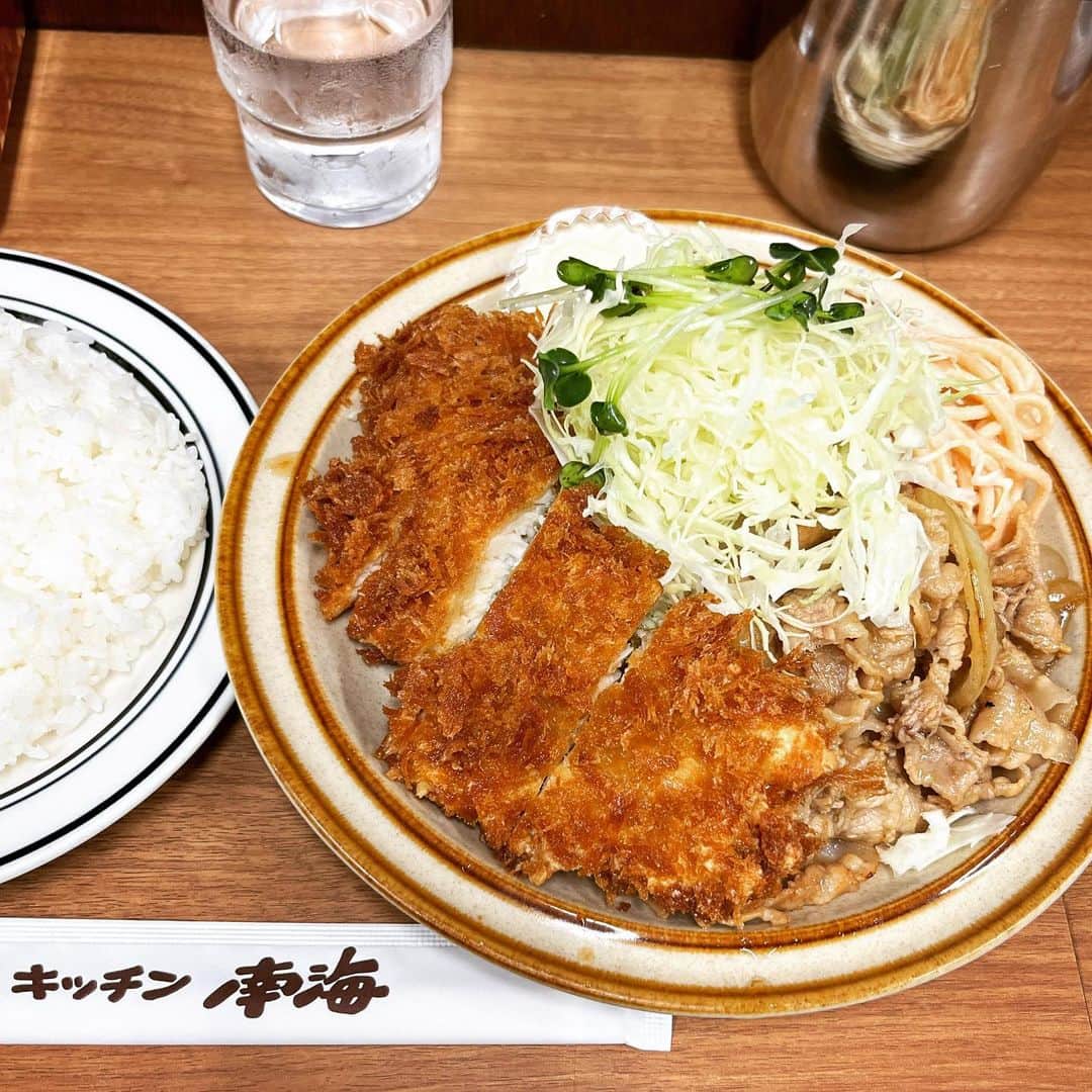 渡辺祐のインスタグラム：「神田神保町「キッチン 南海」 #ヒラメフライとしょうが焼き 昼間は行列でヒラメも終わりがちですが、夕方開店時は意外やすんなり。夕方の 早めでヒラメ ご飯少なめ。揚げ物で 米食う質の 背広一列。」