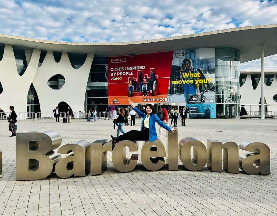 白石小百合さんのインスタグラム写真 - (白石小百合Instagram)「"Cities Inspired by people" In keeping with the 2022 theme, each booth presented not only infrastructure-related technology proposals, but also fundamental questions about how people can live better lives.  People are not there for the city, the city is built for people to live. At the Japan Pavilion, they proposed a new word"LWCI" , and received a good response from each country. I felt like the theme was set for the first time in three years since the end of Corona. The number of mobility-related booths has also increased, was interesting. The most enjoyable booth for me was the city presentation using FIWERE's LEGO. looks like a cute and fun city😆  「人々にインスパイアされた都市」という2022年ののテーマ通り、インフラ関連のテクノロジー提案だけでなく、人々がどうより良く生きるかという根本的な問いに対する提案がそれぞれのブースに現れていた。そもそも、街のために人がいるのではなく，人が生きるために街が作られるのだ。日本館ではそれをLWCIという新用語を提案して各国からの良い反応をもらっていた。これは、コロナが明けた3年ぶりだからこそのテーマ設定なのかなと感じた。また、モビリティ関連のブースも増えた点もやはりトレンドだ。ちなみに、私が一番楽しんだブースはFIWEREのLEGOを使った街のプレゼン。fiwereは日本の地方都市などにも採択されている情報プラットフォームですが、ワクワク感と分かりやすさの両立、可愛くてずっと見てしまいました♪そして、迎えの車待ちの時に観光客っぽいことやっておきましたよ（笑） ちなみに、バルセロナはスマートシティの先端都市だそうで、友人のマンションでは普通に遠隔でスマホを使って洗濯機のスイッチを押してるとのことでちょっとおどろき。  #interviewer  #presentator #pastphoto  #smartcityexpo  #japanpavilion  #liveablewellbeingcity #LWCI #barcelona #spain #españa  #過去写真 #スマートシティワールドコングレス #インタビュアー #英語インタビュー #ジャパンナイト #ジャパンパビリオン #司会 #スペイン #バルセロナ　#スマートシティ2022  #今年の目標は時差なし投稿です　笑」1月27日 22時25分 - sayurishirais