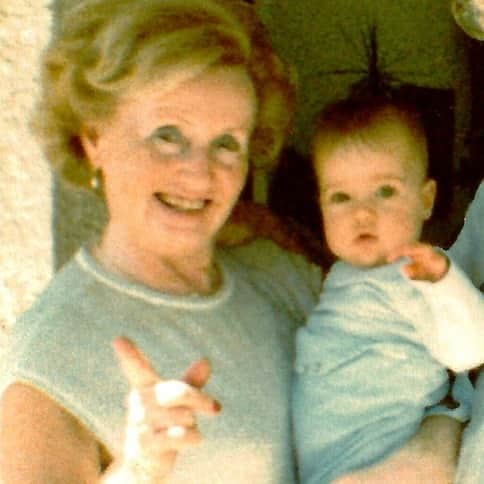 アロナ・タルさんのインスタグラム写真 - (アロナ・タルInstagram)「This is my baba. My grandmother. Today is her birthday. She would have turned 103. Today is also international holocaust remembrance day.  Which makes this day, even more special. the events that took place during that horrible time defined so much of who my grandmother was, and what she fought to overcome every single day of her life, despite the horrors inflicted on her, killing her entire family she was the funniest ,warmest ,most accepting matriarch to the great big family she ended up leaving behind her.  #weremember #neveragain #jewishandproud」1月27日 22時26分 - alonatal