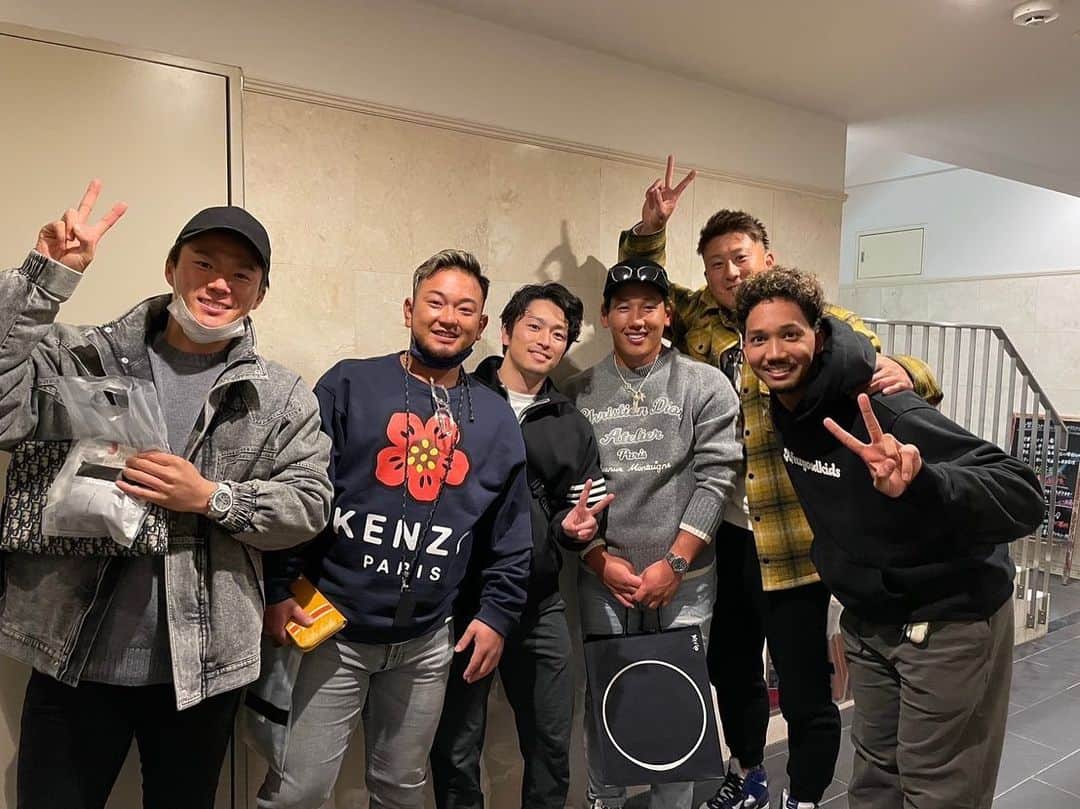 福田周平のインスタグラム：「正尚の送別会とトモヤの歓迎会😁  #送別会  #歓迎会 #正尚がいなくなる生活😭 #森友哉のいる生活😁 #ラオウの太ももに飲み物をぶちまける生活 #ごめん」