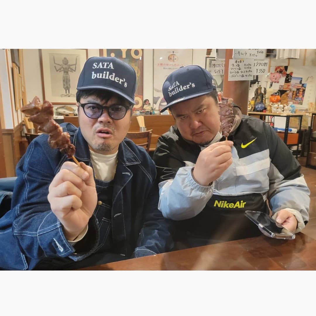 佐田正樹のインスタグラム：「撮影終わりに大好きなモツ煮屋さんへ‼︎  タン串もばりうまい‼︎  漢ならモツ煮はもちろん大盛り‼︎  宇野君普通盛り‼︎  なんでやねん‼︎  ズコッーーーー」