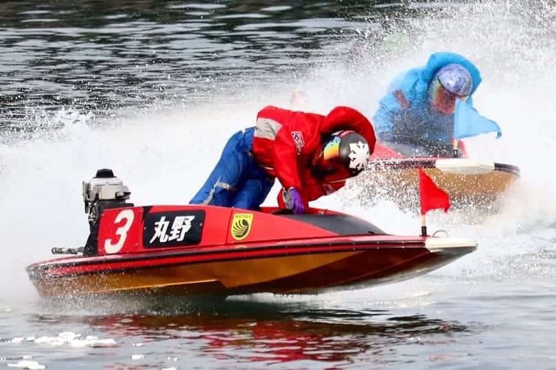 丸野 一樹のインスタグラム：「若松が終わりました！ あまり良くないモーターだったんですが、 後半に整備で上向かせることができて、 予選は突破出来なかったのですが、 得るものが多い一節となりました！🔥  次は住之江のG1近畿地区戦に向けて、 また準備したいと思います😊  #ボートレース #ボートレーサー #丸野一樹 #マルトレ #ボートレース若松 #ほぼイケメン戦」