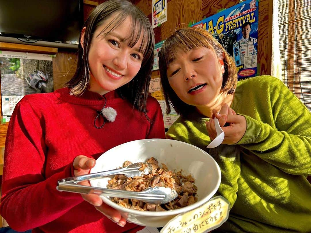 スミス春子のインスタグラム：「.  きょうのとびっきり！で 県内のお得グルメスポットをご紹介する予定です🫶🏻  県内在住のお得マニアで、カメラマンでもあるの望月やすこさんにと共に巡りました☺️✨  この量でこの値段！？と信じられないグルメが続々登場します…！  望月さんに教えてもらい ちょっとお買い物上手になった気がします🤍  ロケの合間、ずーっとお喋りが止まらず😂 本当に楽しくロケをさせていただきました😳  望月さんの底抜けに明るく面白いところにも、注目です🤣🤣💕たくさん笑わせていただきました🤣🤣  きょうの16:40〜のどびっきり！しずおかです。 ぜひご覧ください💐  #とびっきり #とびっきりしずおか #お得情報 #ロケ」