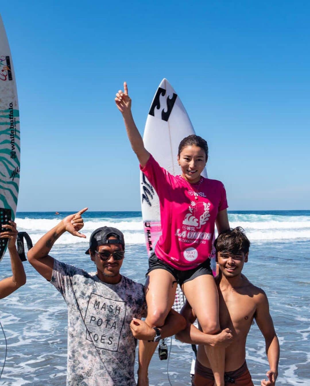 松田詩野のインスタグラム：「La Union International Pro QS3000優勝する事ができました！🏆❤️‍🔥 最近はなかなか思うような結果を残せていなかったので、優勝で今年の初戦を始めることが出来てとても嬉しいです！この結果はいつもサポートしてくれる家族、スポンサーの皆様、会場やLIVEで応援してくださった方々のおかげです🙏🏻 WSLのスタッフ、そしてローカルの方々素晴らしい大会と場所をありがとうございました🇵🇭🏝次の大会に向けてまた頑張ります！  I'm so stoked to win the @wsl.qs QS3000 in La Union!!❤️‍🔥 I'm happy to start the first comp of the year with a win! Thank you to my family for always supporting me, my sponsors, and everyone who cheered me on at the event and live! Thank you to all wsl staff and locals for this amazing contest and place. 🇵🇭🫶🏻🫶🏻🫶🏻  @billabongwomens @billabongwomensjp @niketokyo @fcs_japan @hlna.jp @whitebuffalo_official @seablink_official @triplecproject @alliepr_jp #yusurfboards #launion #launioninternationalpro」