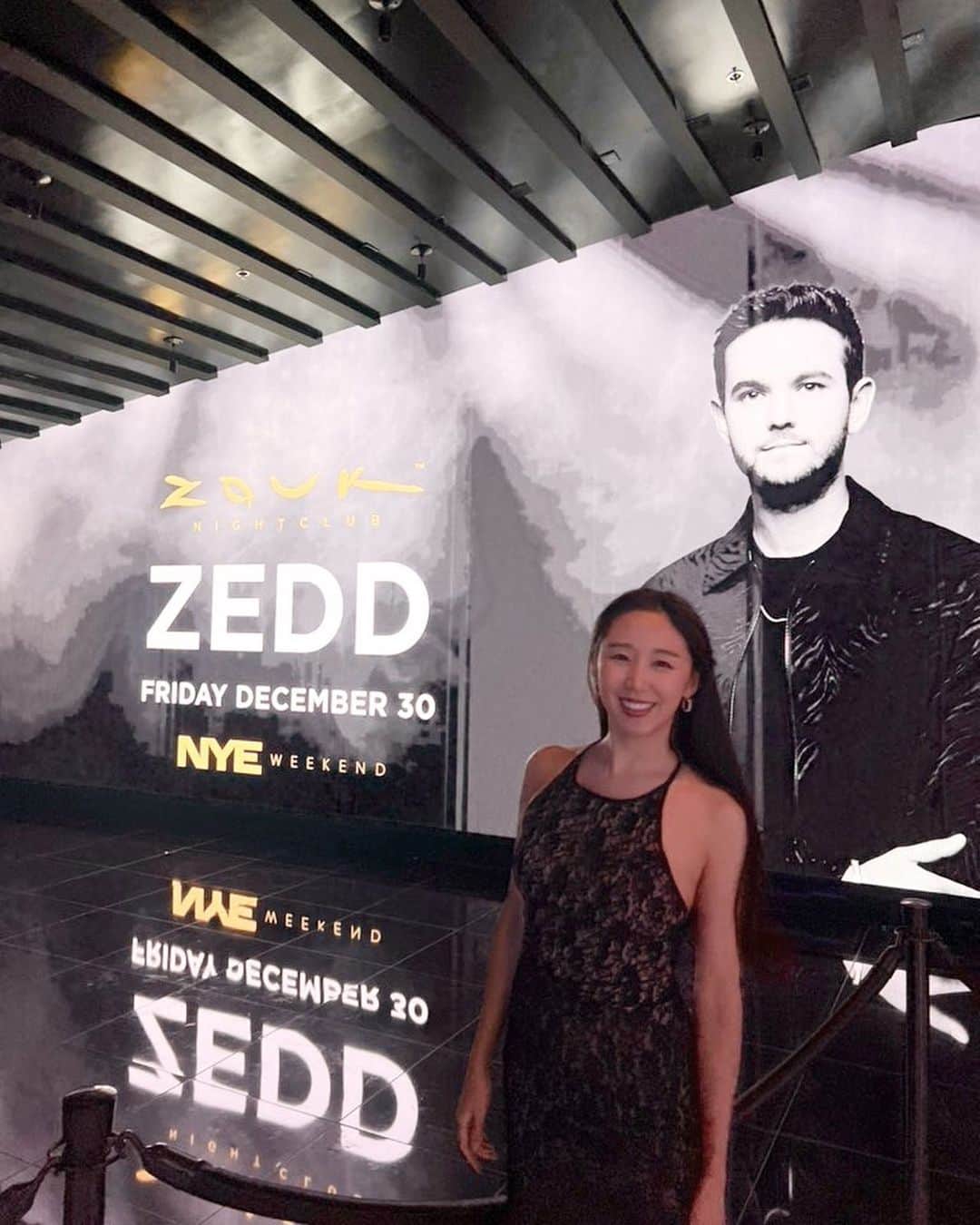 のインスタグラム：「年越しはLas Vegasへ行ってきました🇺🇸🎉  お仕事がない時やコロナ前は毎年祖父母の家でゆっくり年越しするのが定番だったので、こんな派手は年末年始は初めてで新鮮だったなぁ😂✨  Las Vegasの年末はイベントが超盛りだくさん😳‼️🎊  色々と悩んだけど、 ライブイベントは2人共大好きなZEDD @zedd のチケットを取りました❤️  何時間も立ちっぱなしで足も首も痛かったけど笑、1番前センター陣取った甲斐があった…！ 一緒に大好きなSTAY歌えて、 何度もハートも返してくれて🫶🏽笑、 とにかく最高でした…😭👍🏽✨  ホテルに戻ってからもずっと2人で動画を見返して喜んでた🎶😂  大晦日はとことんアメリカらしくステーキを食べて @oldhomestead_steakhouse  🍴 カウントダウンの瞬間はベラージオの前で花火を観に🎆  たくさんのホテルの上から同時に上がる花火の迫力は凄かった✨！ みんなが楽しんでる雰囲気も良かったな〜🥳  翌日元旦はゆっくり過ごし、夜はシルク・ド・ソレイユ　@cirquedusoleil の"O"というショーを観に行きました💙  前にも観た事があったはずなんだけどほぼ全部忘れてたので笑、初めてと同じ感覚で楽しめたし全部が凄すぎて終始口開けて驚いてました🫢✨  いつか一緒に行きたいねと言っていたLas Vegas🇺🇸 まさかこのタイミングで行けるとは思ってもなかったけど、本当に行って良かった❣️😊  最高な年末年始をありがとう🙏🏾👦🏽✨  みなさん改めて2023もよろしくお願いします🐇  #アメリカ移住 #NY移住 #アメリカ生活 #NY生活  #nylife」