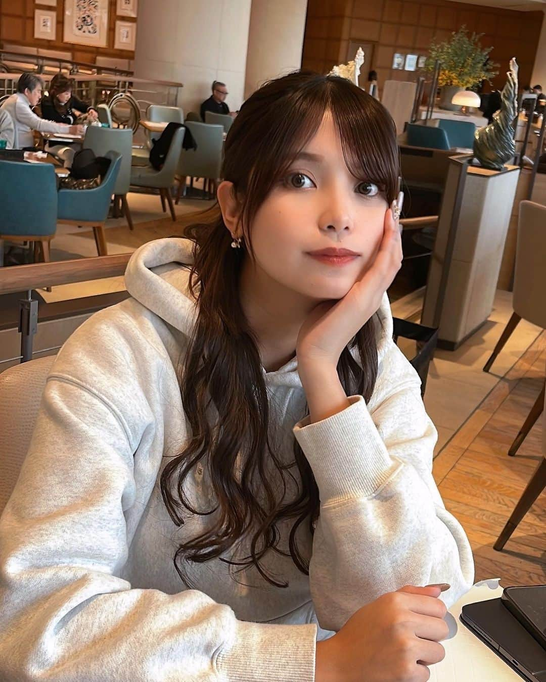 佐々木まゆのインスタグラム：「昨日で28歳になりました。 写真もある程度加工しないと載せられたもんじゃありません また歳取っちゃった🧸🌞🎂」