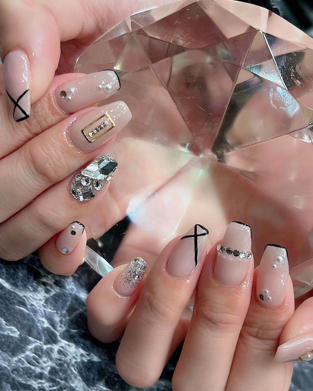 のインスタグラム：「シンプルで最近流行りの#中国ネイル 💅🏻🔱 可愛すぎた‪.ᐟ.ᐟ.ᐟ‬  #ネイルサロン #ネイルデザイン #ジェルネイル  #ネイル #韓国ネイル #キラキラネイル #いいね大歓迎  #いいね返し̈ #네일 #젤네일 #좋아요반사 #좋아요」
