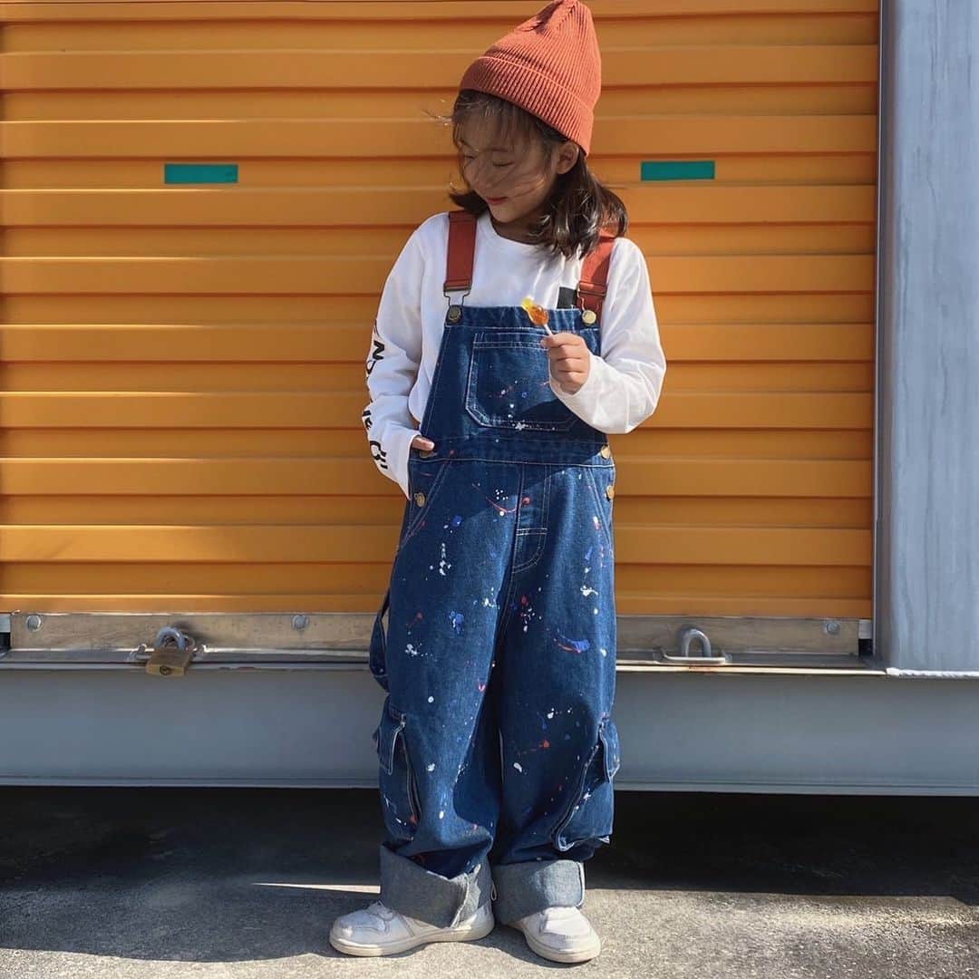 韓国子供服♡smilekids(すまいるきっず) のインスタグラム：「* * ☻ご覧頂き有難うございます☻ . . . 🍂2023年 AW🍂 . . .  . ペイントがお洒落な デニムサロペット 販売しています‼︎ . .  7.500円以上お買い上げ頂いた方は 送料無料となります。 尚、購入後は、同梱などは 受付ておりませんのでご了承下さい。 . . . ♡着画model smilekids 専属model しいかchan @as__1101  size 110  . . 🆕新作、続々入荷中♪ webで販売しています♡ . . . . ————————————————— . . web shop http://smilekids888.com/で販売しています← —————————————————— ★ゆうちょ振込での購入も可能です★ web shopより、在庫を確認後  商品名、サイズ、カラーをDMにて 連絡頂けると幸いです☺︎ 確認後のお返事になりますので お時間を頂く場合があります。 在庫が少ない場合や再入荷の 人気商品は 取り置きが難しい事があります。 ご了承ください🥺 . . —————————————————— ご購入してくださった方へ✉️ @smilekids888 をタグ付けして投稿して頂いた方を ストーリーにて紹介させて頂きます😍  さらに‥抽選で‥ 毎月、５名様にお買い物で使えるクーポンを プレゼント🎁致します☺️ . 1等‥1.000円OFFクーポン(2名様) 2等‥500円OFFクーポン(3名様) . 沢山のタグ付けをお待ちしています😍  ____________________________________ . . . . . . . ☻webshopには.Instagramプロフより リンクでとべます✈︎✈︎✈︎ http://smilekids888.com/ .  #熊本#山鹿#秋服#今日の服#2021AW #子供服#秋ファッション #秋服コーデ#秋コーデ #リブトップス#背中開きトップス #キッズファッション#キッズファッション女の子  #大人顔負け#大人可愛いコーデ #smilekids #スマイルキッズ #smilekids888 #サイドライン#セットアップ #ジャージ  #キッズコーデ　 #おしゃれさんと繋がりたい」