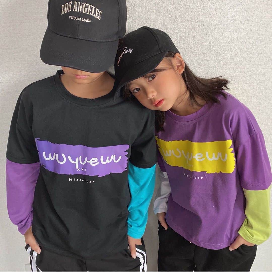 韓国子供服♡smilekids(すまいるきっず) のインスタグラム：「* * ☻ご覧頂き有難うございます☻ . . . 🍂2023年 AW🥀 . . . ユニセックスで着用可能 ラグランロンTee 在庫わずかですが 販売しています‼︎  7.500円以上お買い上げ頂いた方は 送料無料となります。 尚、購入後は、同梱などは 受付ておりませんのでご了承下さい。 . . . ♡着画model smilekids 専属model しいかchan @as__1101  size 110  . . 🆕新作、続々入荷中♪ webで販売しています♡ . . . . ————————————————— . . web shop http://smilekids888.com/で販売しています← —————————————————— ★ゆうちょ振込での購入も可能です★ web shopより、在庫を確認後  商品名、サイズ、カラーをDMにて 連絡頂けると幸いです☺︎ 確認後のお返事になりますので お時間を頂く場合があります。 在庫が少ない場合や再入荷の人気商品は 取り置きが難しい事があります。 ご了承ください🥺 . . —————————————————— ご購入してくださった方へ✉️ @smilekids888 をタグ付けして投稿して頂いた方を ストーリーにて紹介させて頂きます😍  さらに‥抽選で‥ 毎月、５名様にお買い物で使えるクーポンを プレゼント🎁致します☺️ . 1等‥1.000円OFFクーポン(2名様) 2等‥500円OFFクーポン(3名様) . 沢山のタグ付けをお待ちしています😍  ____________________________________ . . . . . . . ☻webshopには.Instagramプロフより リンクでとべます✈︎✈︎✈︎ http://smilekids888.com/ .  #熊本#山鹿#秋服#今日の服#2021AW #子供服#秋ファッション #秋服コーデ#秋コーデ #リブトップス#背中開きトップス #キッズファッション#キッズファッション女の子  #大人顔負け#大人可愛いコーデ #smilekids #スマイルキッズ #smilekids888 #サイドライン#セットアップ #ジャージ  #キッズコーデ　 #おしゃれさんと繋がりたい」