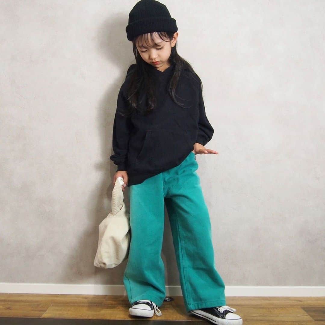 韓国子供服♡smilekids(すまいるきっず) のインスタグラム：「* * ☻ご覧頂き有難うございます☻ . . . 🍂2023年　AW☃️ . . ウエスト部分 カラーパンツ👖♡ 完売しています‼︎  是非、チェックして下さい‼︎  . . 7.500円以上お買い上げ頂いた方は 送料無料となります。 尚、購入後は、同梱などは 受付ておりませんのでご了承下さい。 . . . ♡着画model smilekids ﾓﾆﾀｰﾓﾃﾞﾙ ひすいchan @aaaiiirrr55  size 120  . . 🆕新作、続々入荷中♪ webで販売しています♡ . . . . ————————————————— . . web shop http://smilekids888.com/で販売しています← —————————————————— ★ゆうちょ振込での購入も可能です★ web shopより、在庫を確認後  商品名、サイズ、カラーをDMにて 連絡頂けると幸いです☺︎ 確認後のお返事になりますので お時間を頂く場合があります。 在庫が少ない場合や再入荷の人気商品は 取り置きが難しい事があります。 ご了承ください🥺 . . —————————————————— ご購入してくださった方へ✉️ @smilekids888 をタグ付けして投稿して頂いた方を ストーリーにて紹介させて頂きます😍  さらに‥抽選で‥ 毎月、５名様にお買い物で使えるクーポンを プレゼント🎁致します☺️ . 1等‥1.000円OFFクーポン(2名様) 2等‥500円OFFクーポン(3名様) . 沢山のタグ付けをお待ちしています😍  ____________________________________ . . . . . . . ☻webshopには.Instagramプロフより リンクでとべます✈︎✈︎✈︎ http://smilekids888.com/ .  #熊本#山鹿#秋服#今日の服#2021AW #子供服#秋ファッション #秋服コーデ#秋コーデ #リブトップス#背中開きトップス #キッズファッション#キッズファッション女の子  #大人顔負け#大人可愛いコーデ #smilekids #スマイルキッズ #smilekids888 #サイドライン#セットアップ #ジャージ  #キッズコーデ　 #おしゃれさんと繋がりたい」