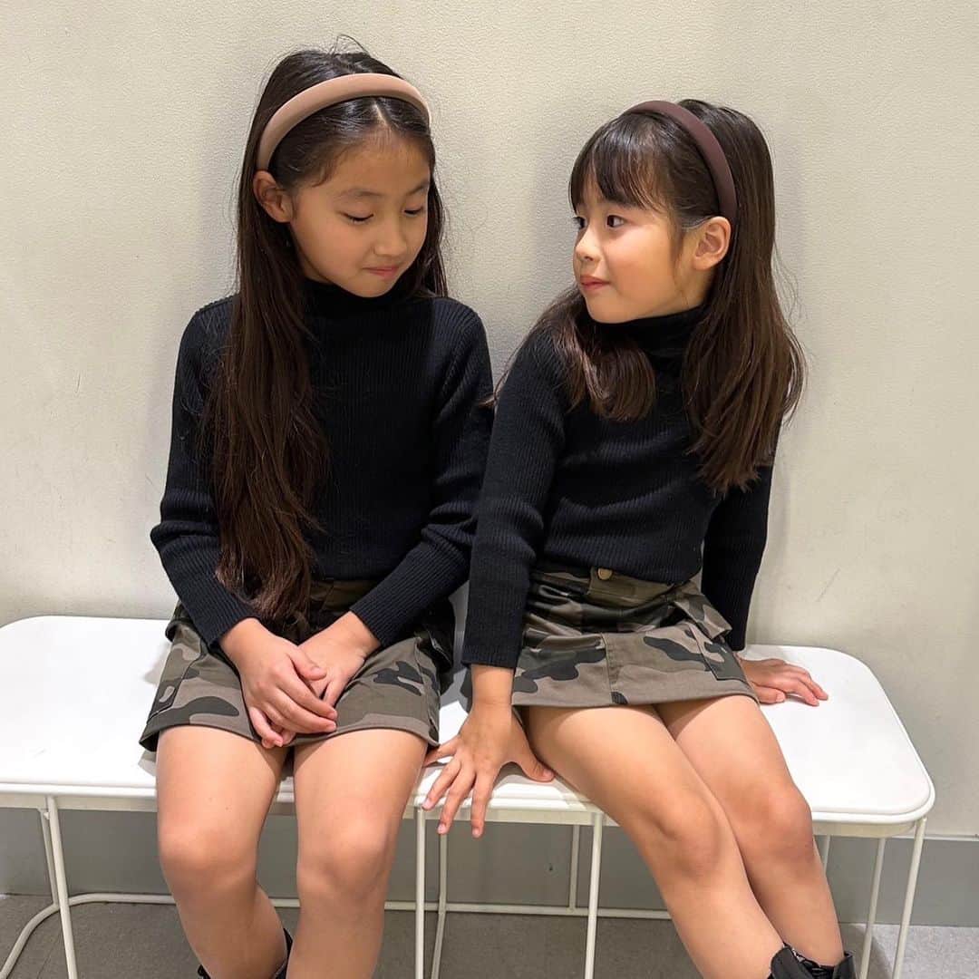 韓国子供服♡smilekids(すまいるきっず) のインスタグラム：「* * ☻ご覧頂き有難うございます☻ . . . 🌿2023年　AW🌱 . カモフラ柄ミニスカート 在庫わずかですが販売中です！!  是非、チェックして下さい‼︎  . . 7.500円以上お買い上げ頂いた方は 送料無料となります。 尚、購入後は、同梱などは 受付ておりませんのでご了承下さい。 . . . ♡着画model smilekids ﾓﾆﾀｰﾓﾃﾞﾙ  @kmnd_4  かのんchan みおんchan  . . 🆕新作、続々入荷中♪ webで販売しています♡ . . . . ————————————————— . . web shop http://smilekids888.com/で販売しています← —————————————————— ★ゆうちょ振込での購入も可能です★ web shopより、在庫を確認後  商品名、サイズ、カラーをDMにて 連絡頂けると幸いです☺︎ 確認後のお返事になりますので お時間を頂く場合があります。 在庫が少ない場合や再入荷の人気商品は 取り置きが難しい事があります。 ご了承ください🥺 . . —————————————————— ご購入してくださった方へ✉️ @smilekids888 をタグ付けして投稿して頂いた方を ストーリーにて紹介させて頂きます😍  さらに‥抽選で‥ 毎月、５名様にお買い物で使えるクーポンを プレゼント🎁致します☺️ . 1等‥1.000円OFFクーポン(2名様) 2等‥500円OFFクーポン(3名様) . 沢山のタグ付けをお待ちしています😍  ____________________________________ . . . . . . . ☻webshopには.Instagramプロフより リンクでとべます✈︎✈︎✈︎ http://smilekids888.com/ .  #熊本#山鹿#秋服#今日の服#2021AW #子供服#秋ファッション #秋服コーデ#秋コーデ #リブトップス#背中開きトップス #キッズファッション#キッズファッション女の子  #大人顔負け#大人可愛いコーデ #smilekids #スマイルキッズ #smilekids888 #サイドライン#セットアップ #ジャージ  #キッズコーデ　 #おしゃれさんと繋がりたい」