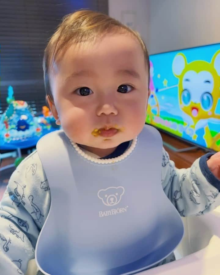 島袋聖南のインスタグラム：「最近のピヨ離乳食👶🏼🥣 食べれる食材も増えてきて、 お口をモゴモゴ動かして喜んで食べてます♡ ご飯は3回食始まったよ！離乳食の時間が定まってきて、 1日のリズムが作りやすくなったの☺️ 栄養バランスを心がけて野菜やタンパク質もしっかり加えて👌 美味しそうに食べてくれるからママとても作りがいあります💕 #寝起き #くまーばちゃんねるが好き  #9ヶ月突入 #カミカミ期」