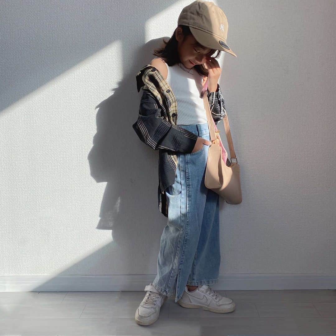 韓国子供服♡smilekids(すまいるきっず) のインスタグラム：「* * ☻ご覧頂き有難うございます☻ . . . ♡2023年　秋冬新作♡ . 切替デザインがお洒落な チェック柄シャツ 在庫わずかですが販売中です!!  是非、チェックして下さい♡  . . 7.500円以上お買い上げ頂いた方は 送料無料となります。 尚、購入後は、同梱などは 受付ておりませんのでご了承下さい。 . . . ♡着画model smilekids 専属ﾓﾃﾞﾙ しいかchan @as__1101  size 120  . . 🆕新作、続々入荷中♪ webで販売しています♡ . . . . ————————————————— . . web shop http://smilekids888.com/で販売しています← —————————————————— ★ゆうちょ振込での購入も可能です★ web shopより、在庫を確認後  商品名、サイズ、カラーをDMにて 連絡頂けると幸いです☺︎ 確認後のお返事になりますので お時間を頂く場合があります。 在庫が少ない場合や再入荷の人気商品は 取り置きが難しい事があります。 ご了承ください🥺 . . —————————————————— ご購入してくださった方へ✉️ @smilekids888 をタグ付けして投稿して頂いた方を ストーリーにて紹介させて頂きます😍  さらに‥抽選で‥ 毎月、５名様にお買い物で使えるクーポンを プレゼント🎁致します☺️ . 1等‥1.000円OFFクーポン(2名様) 2等‥500円OFFクーポン(3名様) . 沢山のタグ付けをお待ちしています😍  ____________________________________ . . . . . . . ☻webshopには.Instagramプロフより リンクでとべます✈︎✈︎✈︎ http://smilekids888.com/ .  #熊本#山鹿#秋服#今日の服#2021AW #子供服#秋ファッション #秋服コーデ#秋コーデ #リブトップス#背中開きトップス #キッズファッション#キッズファッション女の子  #大人顔負け#大人可愛いコーデ #smilekids #スマイルキッズ #smilekids888 #サイドライン#セットアップ #ジャージ  #キッズコーデ　 #おしゃれさんと繋がりたい」