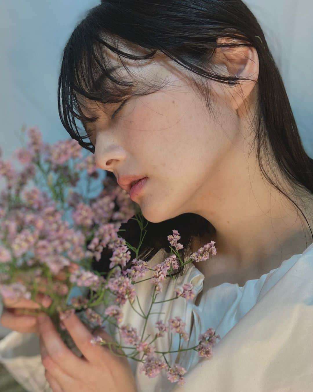 小森真理子のインスタグラム：「寒くて引きこもって暇なので おうちでポートレート📸  iPhoneのポートレートうまく使いこなせなくて花がめっちゃぼやけまくるし なんか髪に葉っぱついてる😳 難しい...」