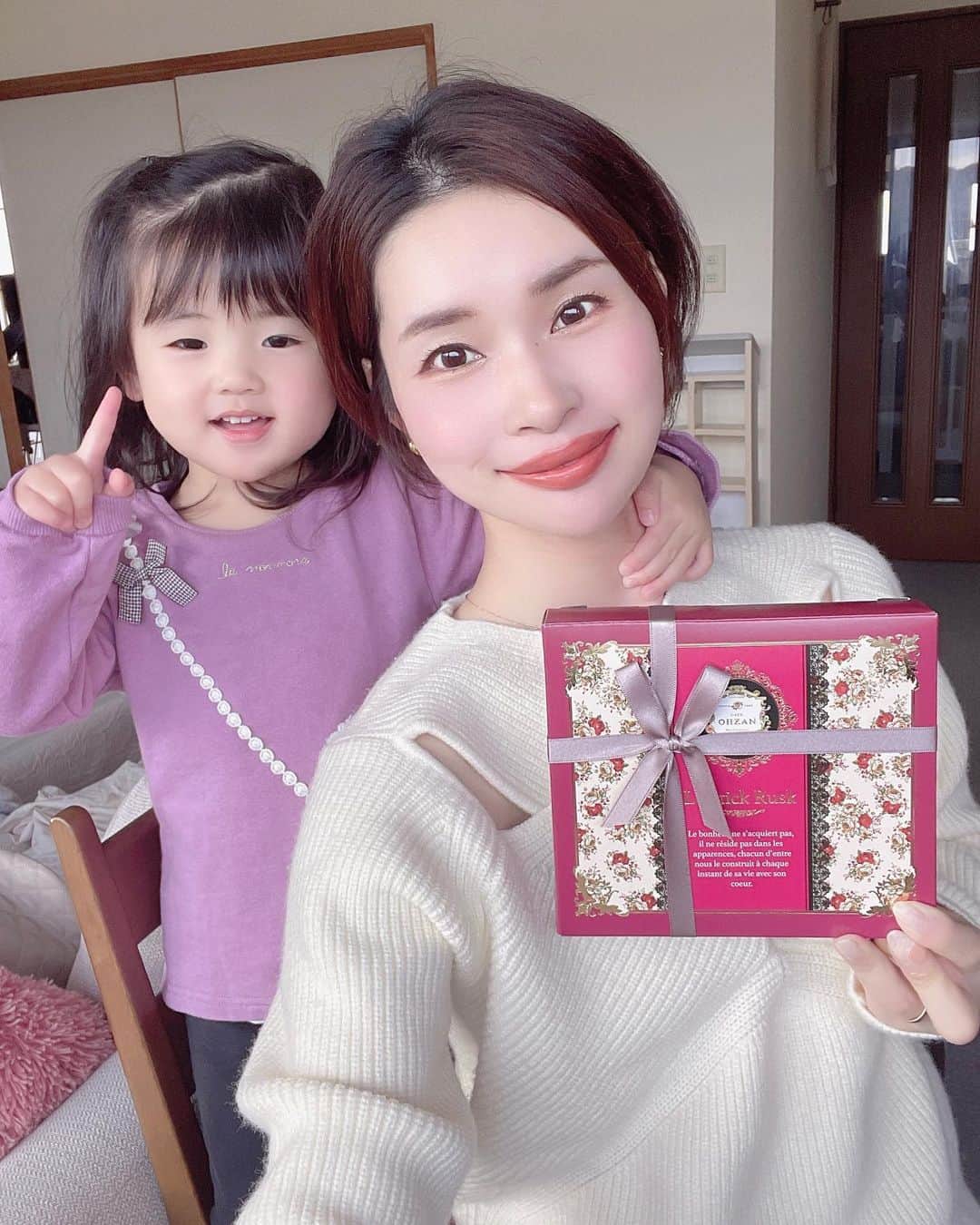 三佐和あやのインスタグラム：「わたしと ぱくちゃんからバレンタイン‼︎ どーぞ💝いまどきは 仲良しの人 みんなに渡すんだよ‼︎  華やかで おしゃれな𝐶𝐴𝐹𝐸𝑂𝐻𝑍𝐴𝑁 ❤️  ボルドー&ピンクをベースに 𝑂𝐻𝑍𝐴𝑁 らしい お花柄と ゴールドの箔押しが素敵！👑  おいしいミルク、ストロベリー、ホワイト＆紅茶チョコ×2🍫の5本セットにしたよ‼︎  リボンは 店舗限定 ブラウンリボン🎗なの😌  イチオシなので どこで買えるか 情報シェアするね‼︎  ⬇︎投稿保存がおすすめ⬇︎  お店の場所 ♡都内4店舗のみ →銀座三越店、日本橋三越店、池袋東武店、二子玉川東急店  ♡または、 ✈️羽田空港国内線ターミナル （ANA側 SMILE TOKYO・JAL側 特選洋菓子館）でも、 一部の商品を販売中  ♡期間限定 催事の場所 ▫︎博多阪急　1/25(水)～2/14(火) ▫︎ながの東急　1/27(金)～2/14(火) ▫︎アミュプラザおおいた　2/3(金)～2/15(水) ▫︎新宿京王百貨店　2/4(土)～2/14(火)  ♡便利なオンラインショップは インスタ公式アカウントから買えるよ @cafe.ohzan_official   スティックラスク5本は ¥1,458- （税込）だったよ♪ 日持ちは60日間するよ  大切なあの人に 喜んで もらえるといいね☺️✨  #cafeohzan #カフェオウザン #チョコレート大好き #バレンタインチョコ  　#バレンタイン限定 #期間限定スイーツ #自分チョコ #スティックラスク」