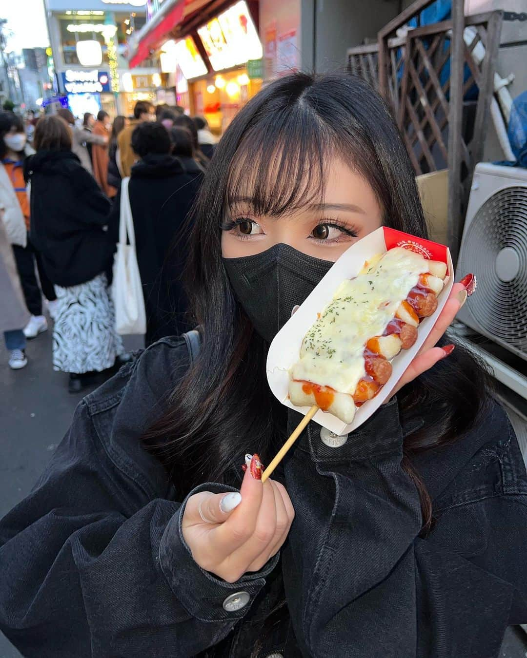 みちゃのインスタグラム：「エミリンチャンネル見てずぅぅうと食べたかったソトクソトク( p)˙꒳​˙(q ) 美味しすぎて1日目も最終日も行った🤤🫶 有名？なサムギョプサルも食べてめちゃくちゃ美味しかった...店の名前忘れたけどお肉分厚くて塩で食べるサム最高だった🈂️辛いホルモンみたいなやつもめちゃくちゃ美味しかったあ🤤 韓国料理だいすき〜韓国行きたあい🇰🇷🌶💗 京都って美味しい韓国料理あるイメージ無いんやけど、あるんかな？🥺💭 近くに韓国料理屋さん欲しい🐥🍜 ・ ・ ・ #新大久保 #ソトックソトック #ジョンノ屋台村 #新大久保グルメ #新大久保食べ歩き #新大久保韓国料理 #新大久保コリアンタウン #新大久保🇰🇷 #新大久保デート」