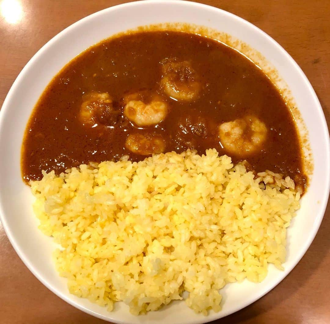 河内孝博のインスタグラム：「【スパイス活動】看板に“インドカレー”とありまして“エビカレー”を“中辛(10)”で頂きました〜ｽﾊﾟｲｼｰ♪ お隣に座った方が“15で”とおっしゃったので、辛さを自分好みに調整出来るようです〜✨」