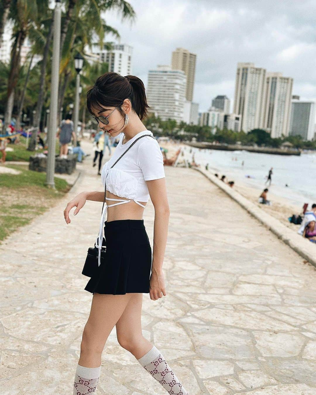 清水沙也佳のインスタグラム：「tops @zara  skirt @zara  accessory @tiffanyandco  sunglasses @blackflys_japan  bag @numeroventuno  socks @gucci   #ootd #しみさや旅 #ハワイ #hawaii #zara #tiffanyandco #gucci #n21 #numeroventuno #blackflys #coordinate #fashion」