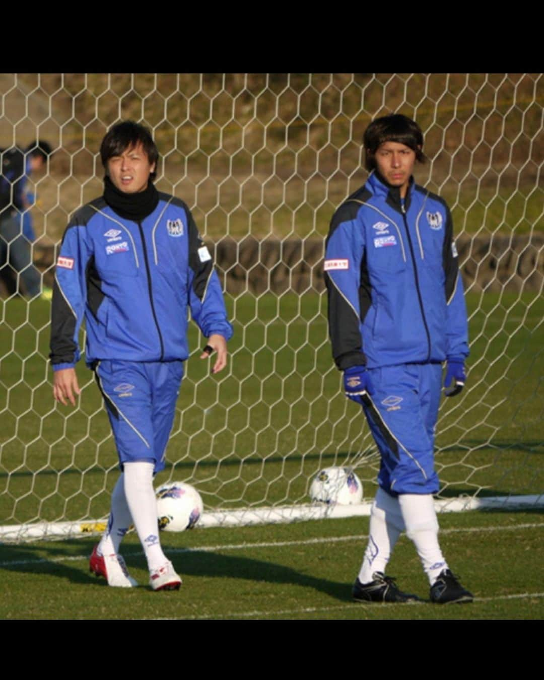 横谷繁さんのインスタグラム写真 - (横谷繁Instagram)「ご報告  2022シーズンをもってプロサッカー選手を引退します。  2006年からガンバ大阪、京都サンガ、大宮アルディージャ、ヴァンフォーレ甲府、愛媛FCと17年間プレーでき幸せでした。  移籍する度にたくさんの出会いがあり、お世話になった方々大変ありがとうございました！  兄のサッカーについて行ったのがきっかけで5歳からサッカーを始め、西宮SSで楽しさを教えてもらい、甲陵中学で人間性、仲間の大切さを教えてもらい、ガンバ大阪ユースで技術を教えてもらい、指導してくれたコーチ、先生ありがとうございました！  自分のために朝から晩まで働いてくれた両親。 幼い頃から何不自由なく好きな事を沢山さしてもらい感謝してます。  大きな怪我なくやってこれたのはいつも体の事を考えて支えてくれた妻、いつも元気いっぱいの子供達、本当にありがとう！  どんな時でも共に戦ってくれたファン、サポーターの皆さんありがとうございました！ 僕のユニを着て応援してくれた皆さん、ありがとうございました！  ユース時代から約20年間アンブロを履いてきました。ありがとうございました！  ほんと全ての方に感謝しかありません。 最高の現役生活でした。  今年からはガンバ大阪スクールコーチに就職します。 子供達にサッカーの魅力を伝えていけたらなと思います。  最後に17年間支えてくれたすべての皆様に感謝申し上げます。 本当に17年間ありがとうございました。 また、いつかどこかで皆さんとお会いできることを楽しみにしています。 ありがとうございました。 　　　　　　　　　　　　横谷繁」1月27日 17時00分 - yokotani_shigeru